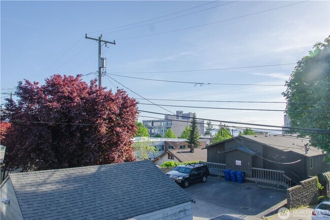 Building Photo - 2bd/1ba Seattle Home