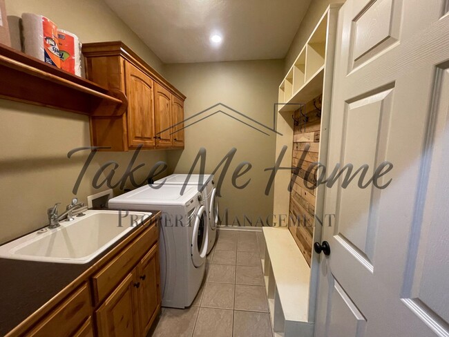 Building Photo - 4 Bedroom Home in Kickapoo District!