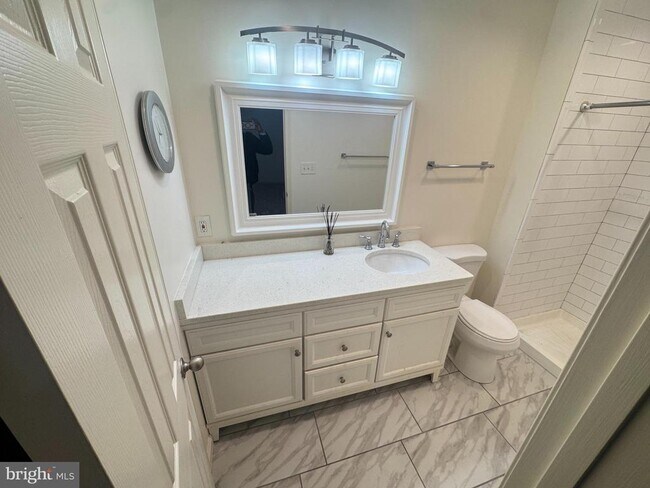 Building Photo - 9250 Three Oaks Dr