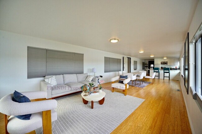 Building Photo - 315 E Strawberry Dr