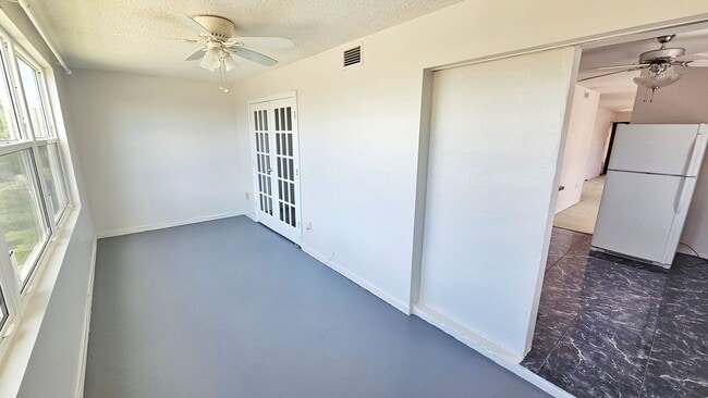 Building Photo - 2 Bedroom 1 Bath Second Floor Condo in St....