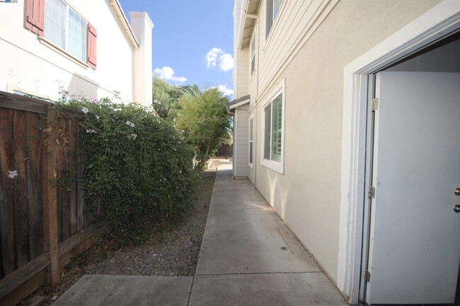 Building Photo - 1612 Marina Way