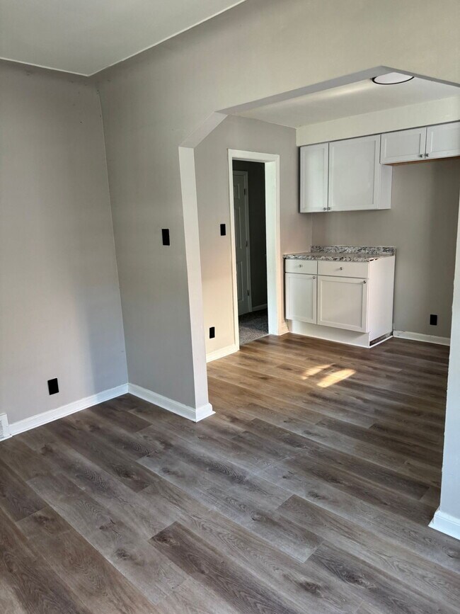 Building Photo - Comfortable 3-Bedroom Rental on Elmdale Street