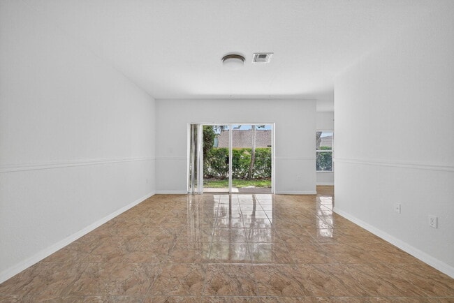 Building Photo - 513 Talia Cir