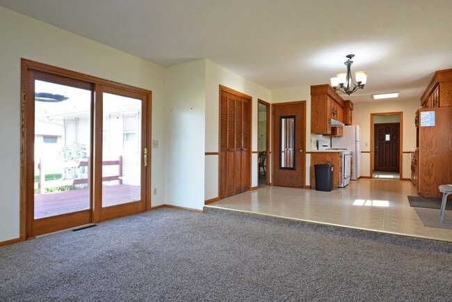 Building Photo - Spacious 3 bed, 2 bath rental in Bloomingt...