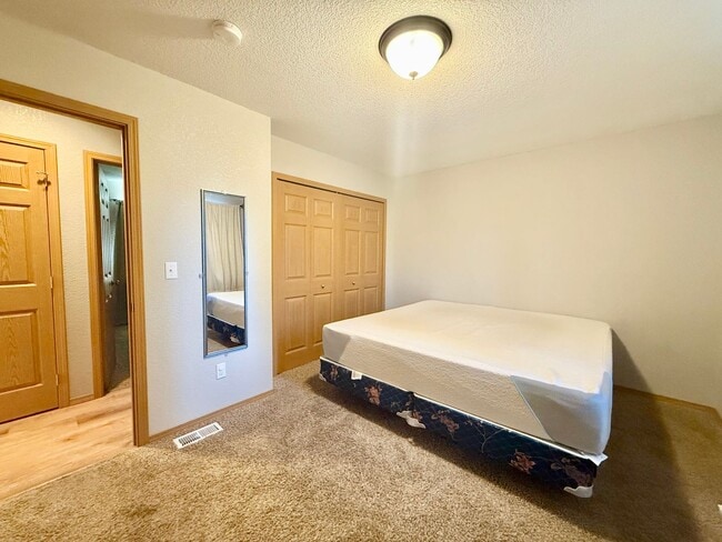 Building Photo - KENAI RANCH HOME!