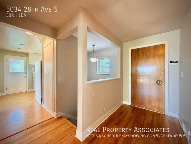 Building Photo - 5034 28th Ave S