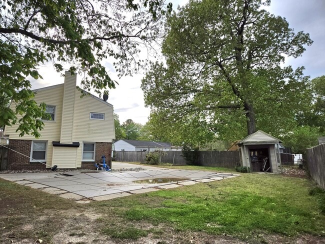 Building Photo - Spacious Five Bedroom