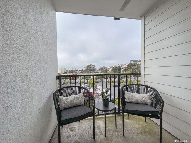 Building Photo - 1BD/1BA Condo at Oceanview Village - Close...