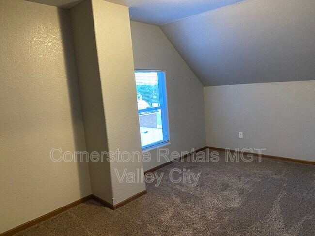 Building Photo - 642 2nd Ave NW