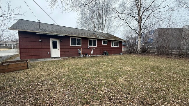 Building Photo - Spunky 3 Bedroom House in Westchester Lagoon! Available NOW!