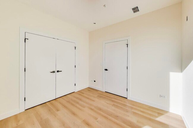 Building Photo - 1950 W Lawrence Ave