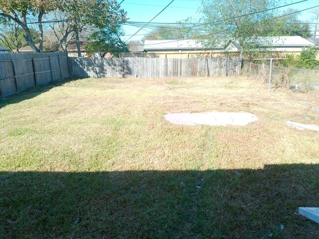 Building Photo - 937 Lum St