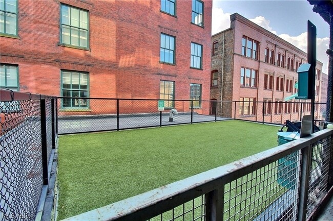 Building Photo - 701 W Lakeside Ave