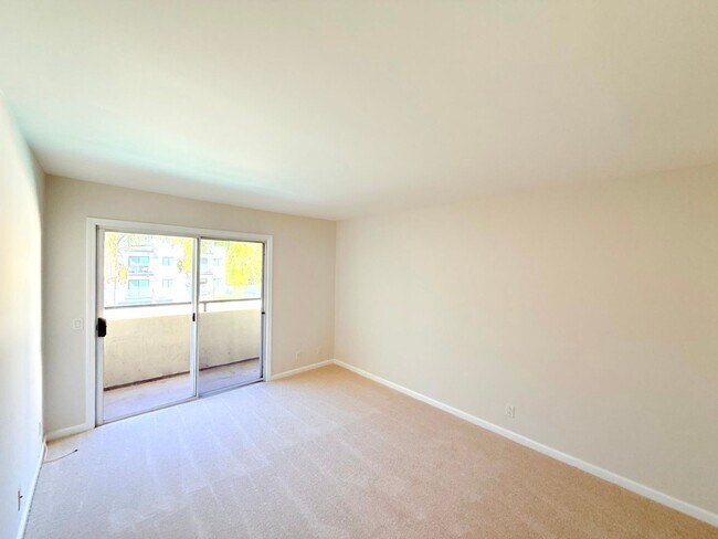 Building Photo - Fantastic Spacious 2 bed 2 bath condo in prime Sherman Oaks - Studio City with Pool and Gym!