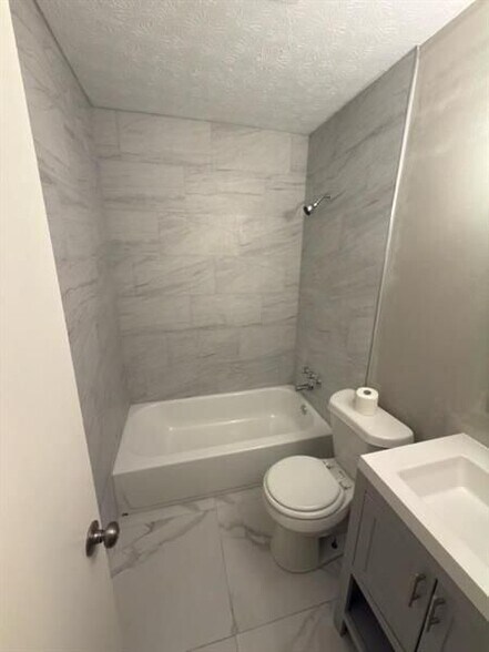 Building Photo - 409 Shamrock Dr