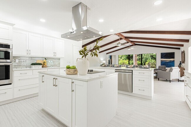 Building Photo - Newly Renovated 3 Bedroom Pool Home in Des...