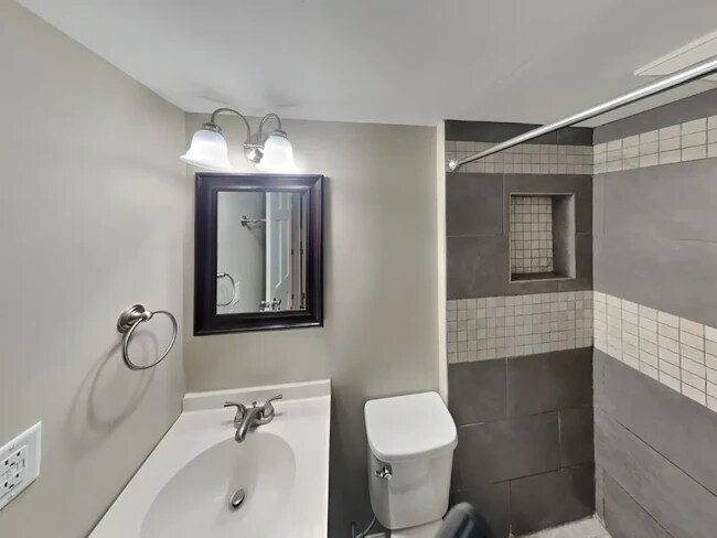 Building Photo - Lantern Square Apartments-B5