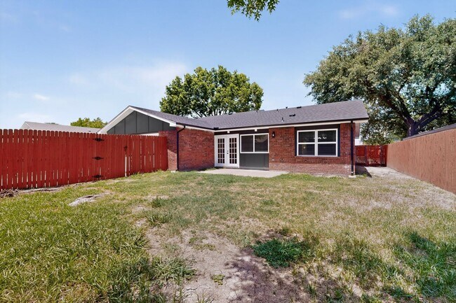 Building Photo - 243 Woodhurst Dr