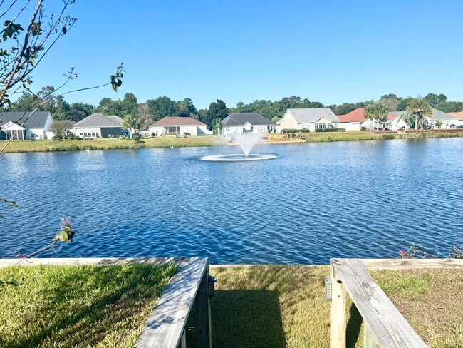 Building Photo - SPACIOUS WATERFRONT 3 bed/3.5 bath with lo...