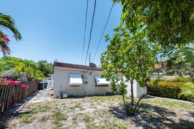 Building Photo - Large home with spacious patio and washer ...