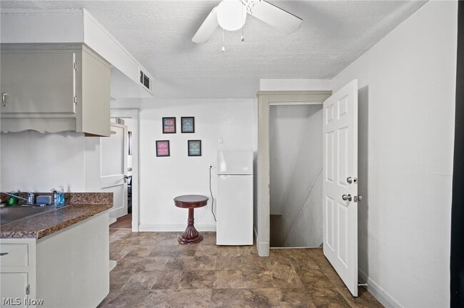 Building Photo - 9519 Preston Ave