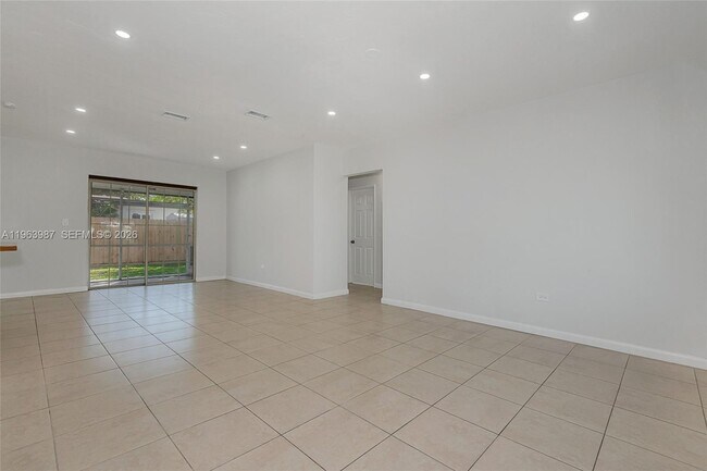 Building Photo - 621 N 70th Way