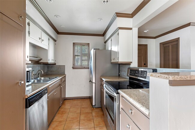 Building Photo - 2744 Briarhurst Dr