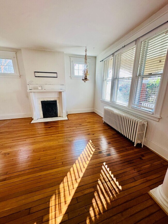 Building Photo - Gorgeous 4bdrm/1.5bth Home Located on Seminary Avenue in Richmond's North Side!!