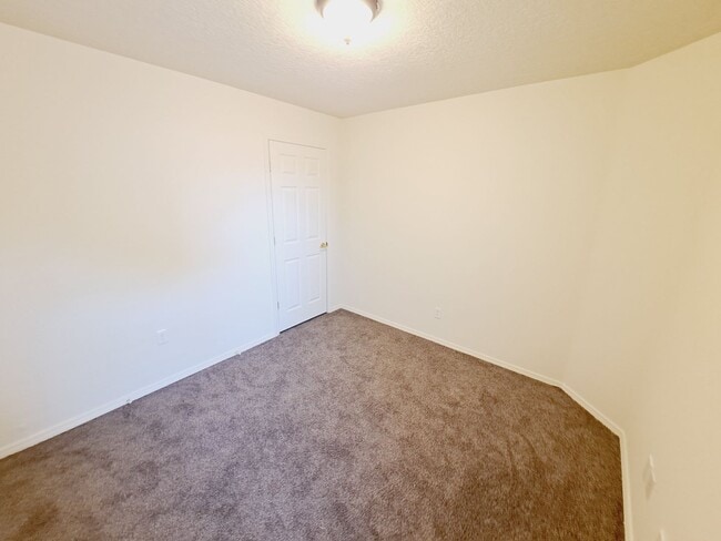 Building Photo - 4 bed home available in Huning Ranch!