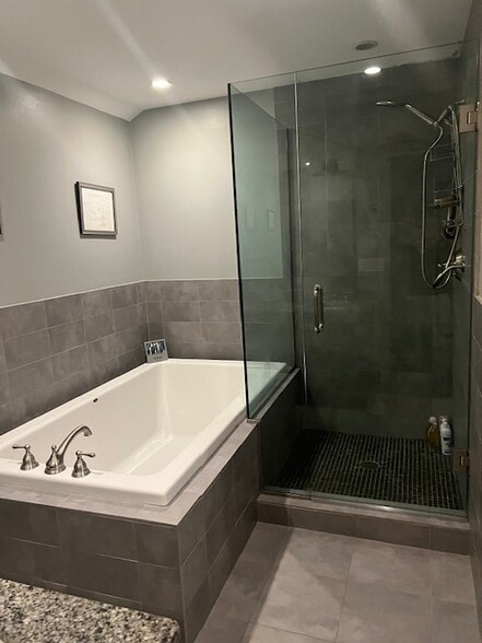 Primary bath - huge tub and shower - 1140 W Cornelia Ave