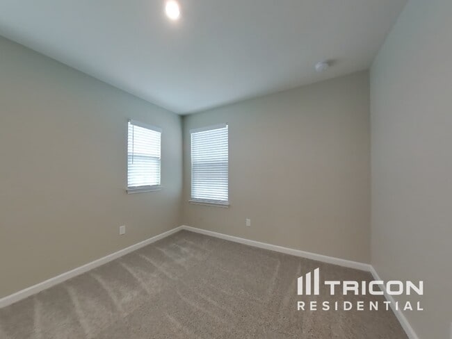 Building Photo - 833 Dean Dr