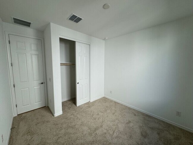 Building Photo - NEW 5 Bedroom 3 bathroom home in Surprise!