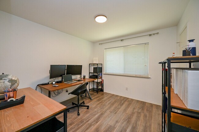 Building Photo - 5 Rock Pine Ct