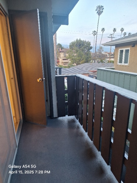 Building Photo - 609 De La Vina St