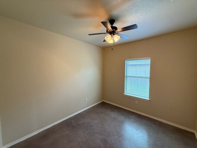 Building Photo - 3bd 2ba Duplex in Prime Location