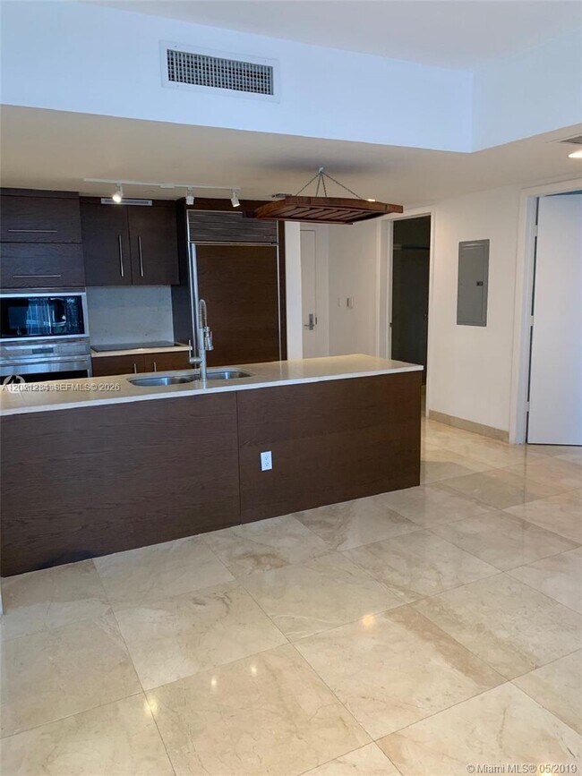 Building Photo - 475 Brickell Ave