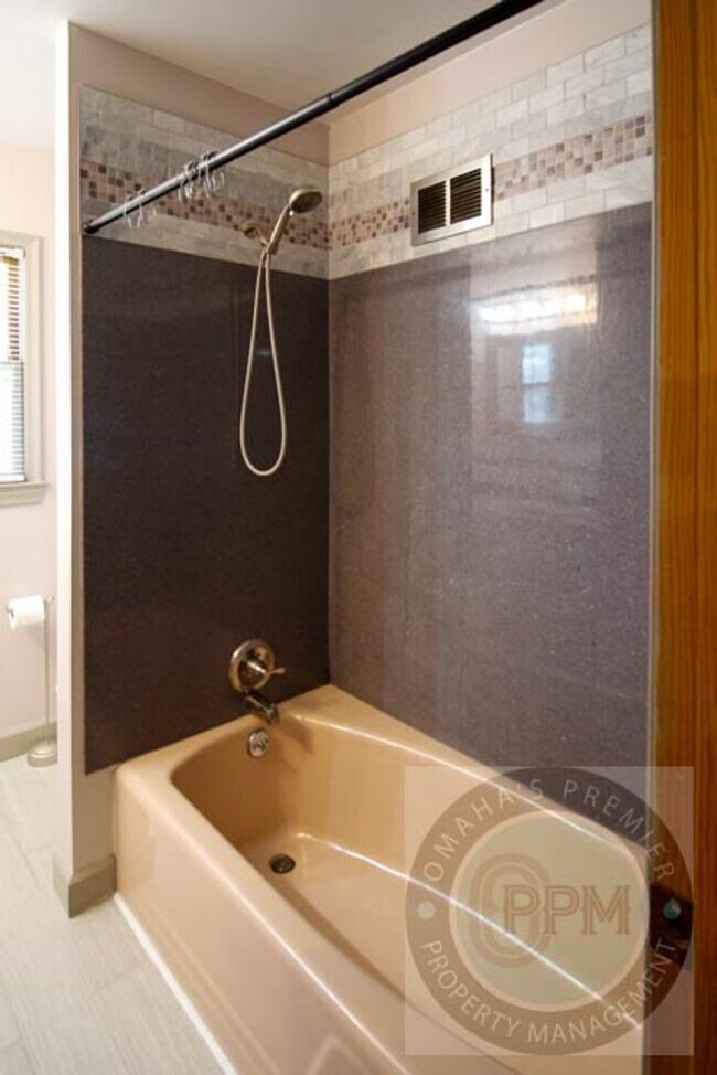 Building Photo - Convenience & Style: Your 3-Bed, 2-Bath Om...