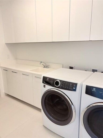 Building Photo - 151 N Seabreeze Blvd