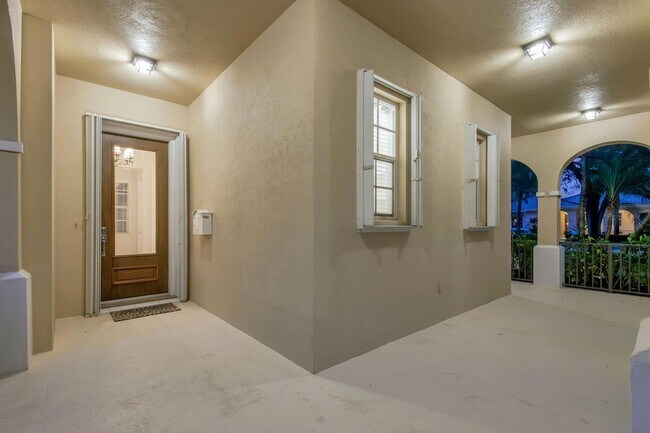 Building Photo - 121 Savona Dr