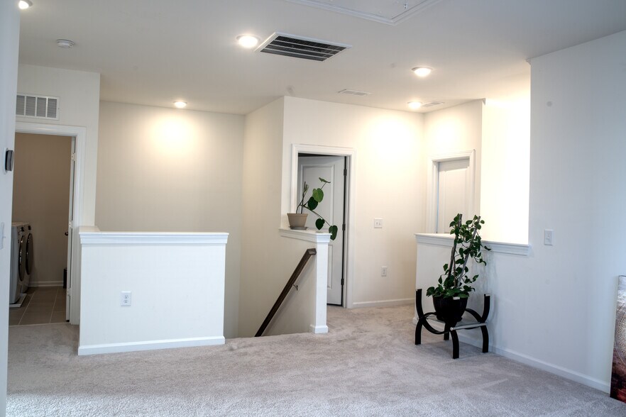 Building Photo - 4532 Valley Crest Ln