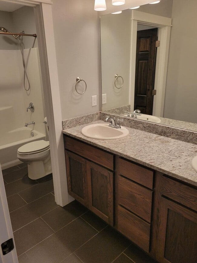 Building Photo - 3 Bedroom, 2 1/2 Bathroom Townhouse -2 weeks free rent with 1-year lease-