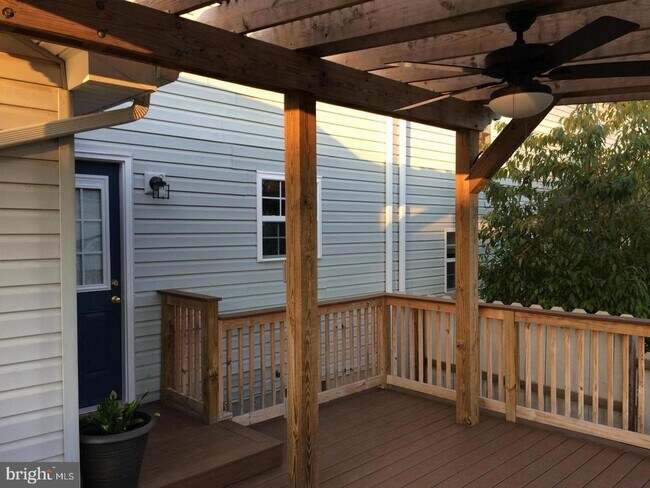 Building Photo - 105 Little River Dr