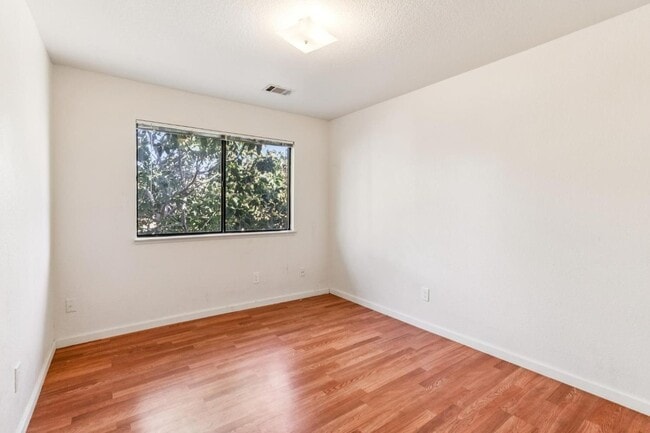 Building Photo - 2410 Lincoln Blvd