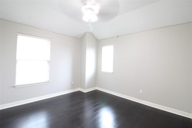 Building Photo - 610 Spanish Mustang Dr