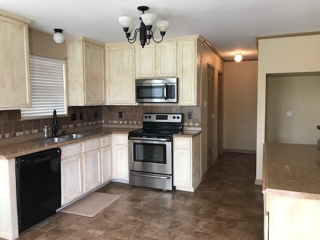 Building Photo - HUGE home in Red Oak!!