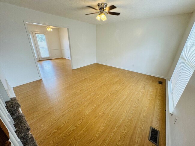 Building Photo - For Lease - 3 Bed, 2 Bath, 1400sqft Home i...