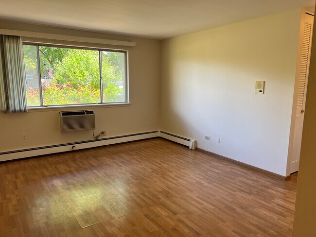 Building Photo - 1461 E Winslowe Dr