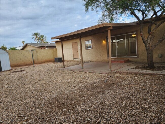 Building Photo - 2 bedroom 2 bath home in Villa De Paz golf community