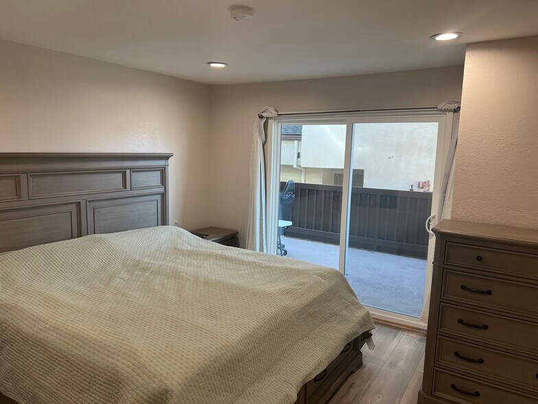 Building Photo - 429 E Providencia Ave